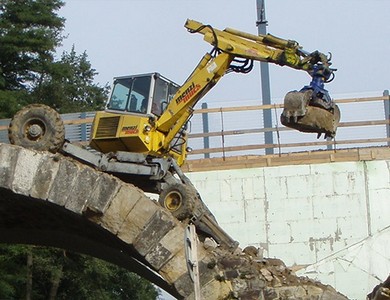 Mulčování kráčejícím rypadlem Menzi Muck A91